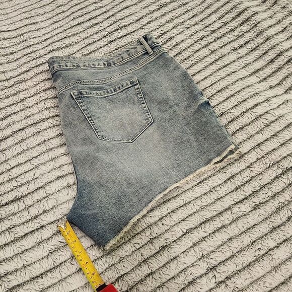 Light wash, stonewash high waist distressed Torrid jean shorts size 24. - Picture 9 of 10